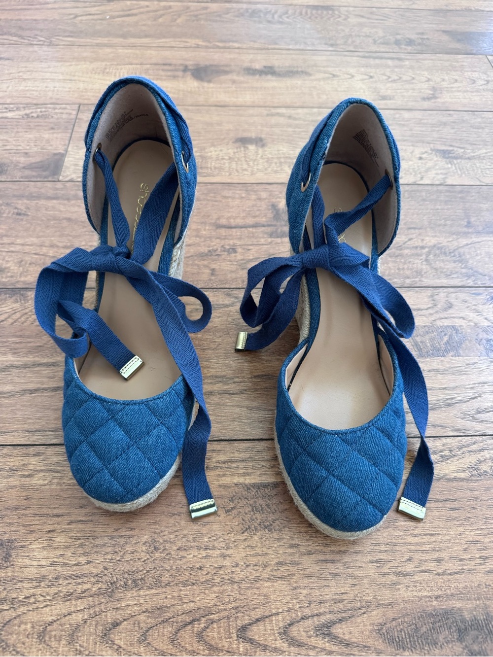 ShoeDazzle "Skya" Quilted Detail Wedges Women’s Size 8